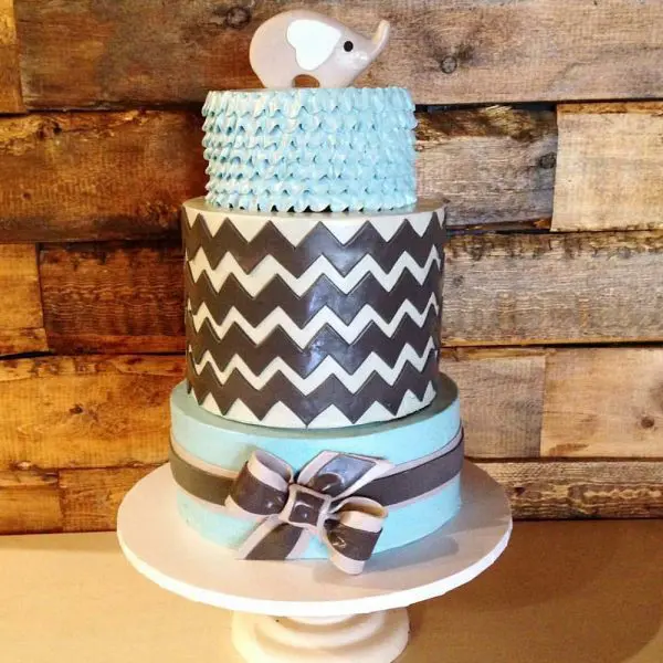 A cake that has been decorated with blue and gray icing.